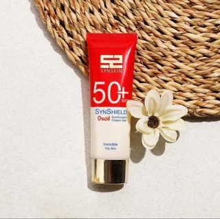 کرم ژل ضدآفتاب بی رنگ مدل ساین شیلد Invisible SPF50 مناسب پوست چرب ساین اسکین
